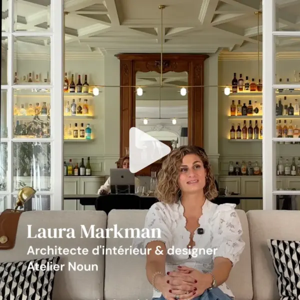 Capture d'écran de la vidéo de témoignage tournée avec Laura de l'agence Atelier Noun, heureuse clients de Kalm