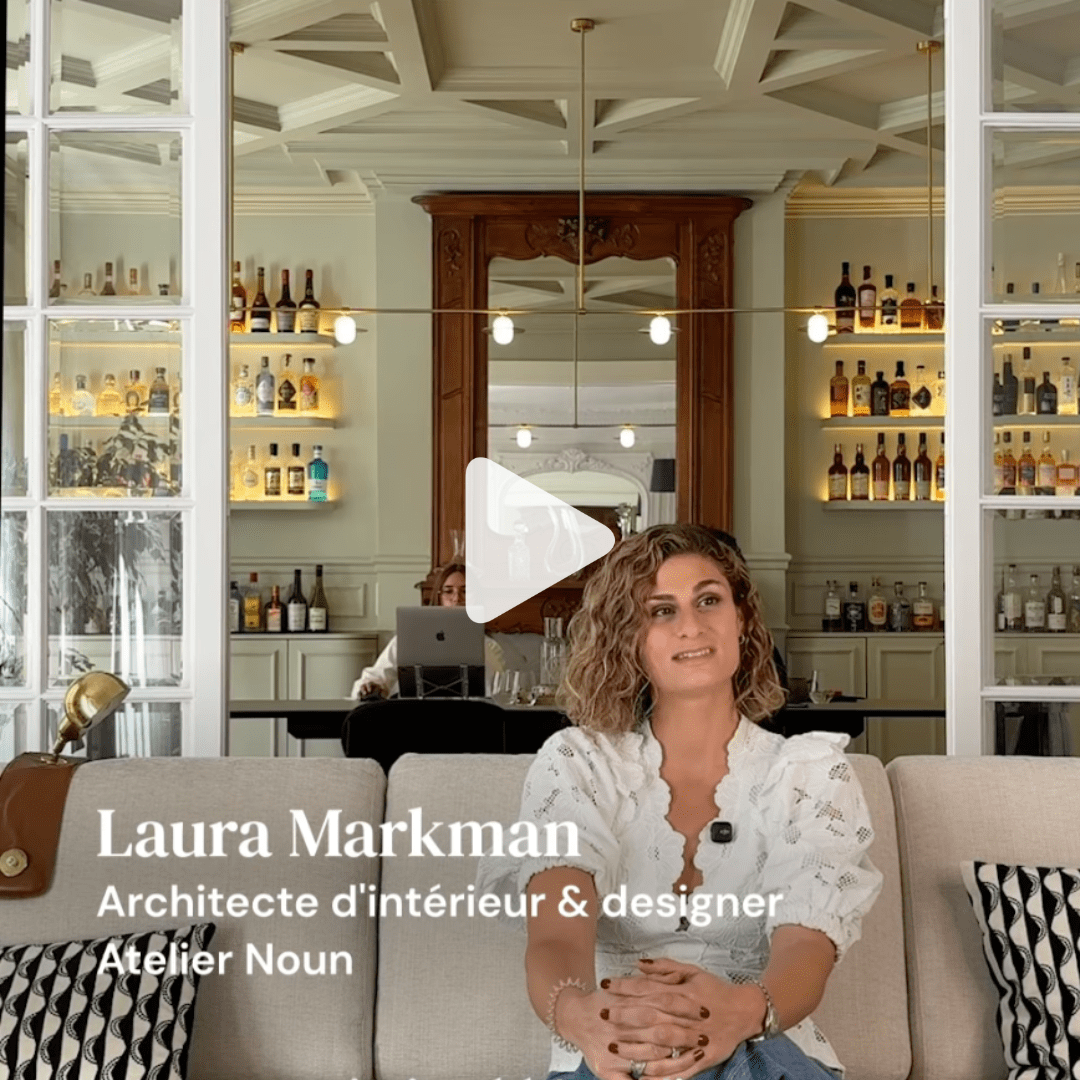 Capture d'écran de la vidéo de témoignage tournée avec Laura de l'agence Atelier Noun, heureuse clients de Kalm